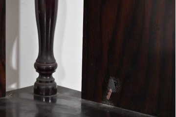 和製ヴィンテージ　ローズウッド材　力強い木目が映える曲げガラスを用いたコーナーキャビネット　(R-085493)