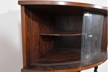 和製ヴィンテージ　ローズウッド材　力強い木目が映える曲げガラスを用いたコーナーキャビネット　(R-085493)
