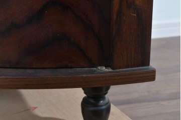 和製ヴィンテージ　ローズウッド材　力強い木目が映える曲げガラスを用いたコーナーキャビネット　(R-085493)