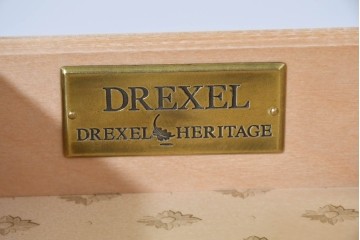 アメリカヴィンテージ　アンティーク調　DREXEL HERITAGE(ドレクセルヘリテイジ)　Et Cetera(エトセトラ)　上品な脚部装飾のレザートップデスク　(R-085494)