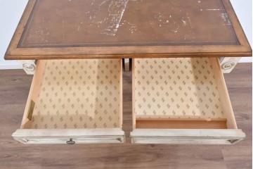 アメリカヴィンテージ　アンティーク調　DREXEL HERITAGE(ドレクセルヘリテイジ)　Et Cetera(エトセトラ)　上品な脚部装飾のレザートップデスク　(R-085494)