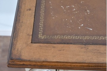 アメリカヴィンテージ　アンティーク調　DREXEL HERITAGE(ドレクセルヘリテイジ)　Et Cetera(エトセトラ)　上品な脚部装飾のレザートップデスク　(R-085494)