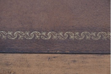 アメリカヴィンテージ　アンティーク調　DREXEL HERITAGE(ドレクセルヘリテイジ)　Et Cetera(エトセトラ)　上品な脚部装飾のレザートップデスク　(R-085494)