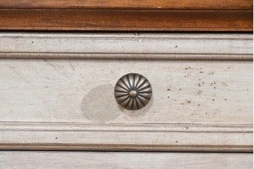 アメリカヴィンテージ　アンティーク調　DREXEL HERITAGE(ドレクセルヘリテイジ)　Et Cetera(エトセトラ)　上品な脚部装飾のレザートップデスク　(R-085494)