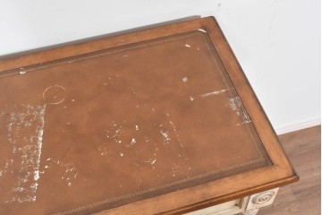 アメリカヴィンテージ　アンティーク調　DREXEL HERITAGE(ドレクセルヘリテイジ)　Et Cetera(エトセトラ)　上品な脚部装飾のレザートップデスク　(R-085494)