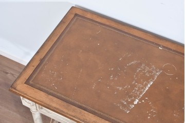 アメリカヴィンテージ　アンティーク調　DREXEL HERITAGE(ドレクセルヘリテイジ)　Et Cetera(エトセトラ)　上品な脚部装飾のレザートップデスク　(R-085494)