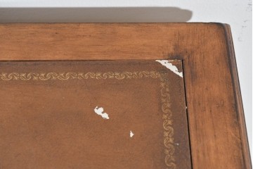 アメリカヴィンテージ　アンティーク調　DREXEL HERITAGE(ドレクセルヘリテイジ)　Et Cetera(エトセトラ)　上品な脚部装飾のレザートップデスク　(R-085494)