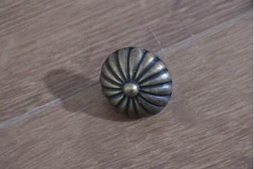 アメリカヴィンテージ　アンティーク調　DREXEL HERITAGE(ドレクセルヘリテイジ)　Et Cetera(エトセトラ)　上品な脚部装飾のレザートップデスク　(R-085494)