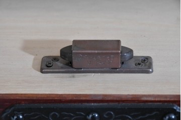 中古　美品　岩谷堂箪笥　衣装盆付き　奥行たっぷりサイズ!!　美しい木目と重厚な金具が目を引く衣装箪笥　定価約130万円　(R-085495)