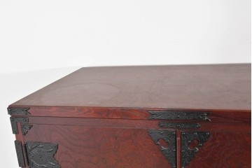 中古　美品　岩谷堂箪笥　衣装盆付き　奥行たっぷりサイズ!!　美しい木目と重厚な金具が目を引く衣装箪笥　定価約130万円　(R-085495)