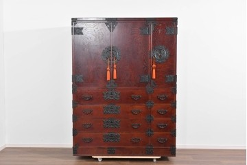 中古　美品　岩谷堂箪笥　衣装盆付き　奥行たっぷりサイズ!!　美しい木目と重厚な金具が目を引く衣装箪笥　定価約130万円　(R-085495)