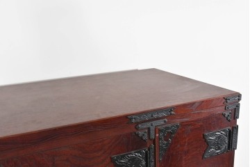 中古　美品　岩谷堂箪笥　衣装盆付き　奥行たっぷりサイズ!!　美しい木目と重厚な金具が目を引く衣装箪笥　定価約130万円　(R-085495)