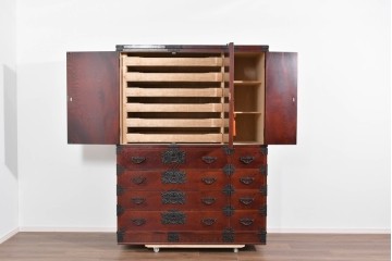 中古　美品　岩谷堂箪笥　衣装盆付き　奥行たっぷりサイズ!!　美しい木目と重厚な金具が目を引く衣装箪笥　定価約130万円　(R-085495)