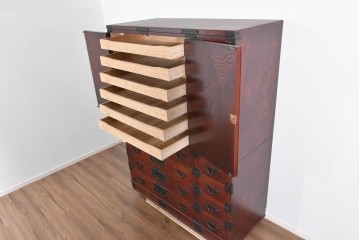 中古　美品　岩谷堂箪笥　衣装盆付き　奥行たっぷりサイズ!!　美しい木目と重厚な金具が目を引く衣装箪笥　定価約130万円　(R-085495)