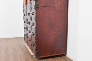 中古　美品　岩谷堂箪笥　衣装盆付き　奥行たっぷりサイズ!!　美しい木目と重厚な金具が目を引く衣装箪笥　定価約130万円　(R-085495)