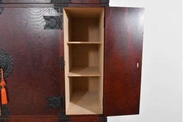 中古　美品　岩谷堂箪笥　衣装盆付き　奥行たっぷりサイズ!!　美しい木目と重厚な金具が目を引く衣装箪笥　定価約130万円　(R-085495)