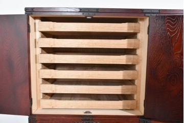 中古　美品　岩谷堂箪笥　衣装盆付き　奥行たっぷりサイズ!!　美しい木目と重厚な金具が目を引く衣装箪笥　定価約130万円　(R-085495)