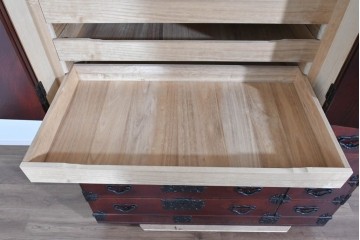 中古　美品　岩谷堂箪笥　衣装盆付き　奥行たっぷりサイズ!!　美しい木目と重厚な金具が目を引く衣装箪笥　定価約130万円　(R-085495)