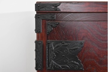 中古　美品　岩谷堂箪笥　衣装盆付き　奥行たっぷりサイズ!!　美しい木目と重厚な金具が目を引く衣装箪笥　定価約130万円　(R-085495)