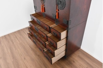 中古　美品　岩谷堂箪笥　衣装盆付き　奥行たっぷりサイズ!!　美しい木目と重厚な金具が目を引く衣装箪笥　定価約130万円　(R-085495)