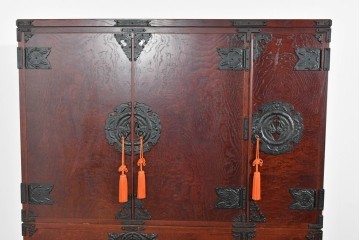 中古　美品　岩谷堂箪笥　衣装盆付き　奥行たっぷりサイズ!!　美しい木目と重厚な金具が目を引く衣装箪笥　定価約130万円　(R-085495)