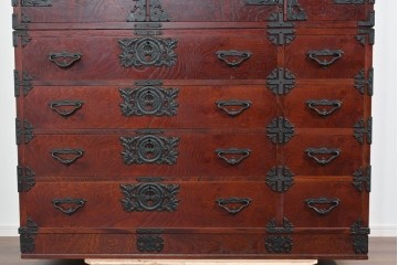 中古　美品　岩谷堂箪笥　衣装盆付き　奥行たっぷりサイズ!!　美しい木目と重厚な金具が目を引く衣装箪笥　定価約130万円　(R-085495)