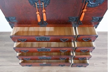 中古　美品　岩谷堂箪笥　衣装盆付き　奥行たっぷりサイズ!!　美しい木目と重厚な金具が目を引く衣装箪笥　定価約130万円　(R-085495)