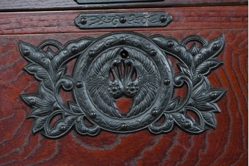 中古　美品　岩谷堂箪笥　衣装盆付き　奥行たっぷりサイズ!!　美しい木目と重厚な金具が目を引く衣装箪笥　定価約130万円　(R-085495)