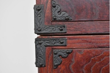 中古　美品　岩谷堂箪笥　衣装盆付き　奥行たっぷりサイズ!!　美しい木目と重厚な金具が目を引く衣装箪笥　定価約130万円　(R-085495)