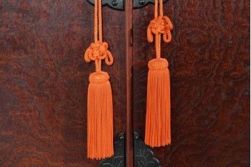 中古　美品　岩谷堂箪笥　衣装盆付き　奥行たっぷりサイズ!!　美しい木目と重厚な金具が目を引く衣装箪笥　定価約130万円　(R-085495)