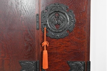 中古　美品　岩谷堂箪笥　衣装盆付き　奥行たっぷりサイズ!!　美しい木目と重厚な金具が目を引く衣装箪笥　定価約130万円　(R-085495)