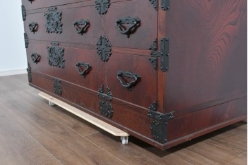 中古　美品　岩谷堂箪笥　衣装盆付き　奥行たっぷりサイズ!!　美しい木目と重厚な金具が目を引く衣装箪笥　定価約130万円　(R-085495)