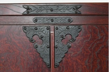 中古　美品　岩谷堂箪笥　衣装盆付き　奥行たっぷりサイズ!!　美しい木目と重厚な金具が目を引く衣装箪笥　定価約130万円　(R-085495)