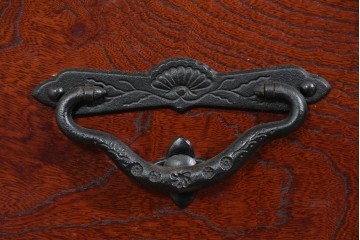 中古　美品　岩谷堂箪笥　衣装盆付き　奥行たっぷりサイズ!!　美しい木目と重厚な金具が目を引く衣装箪笥　定価約130万円　(R-085495)