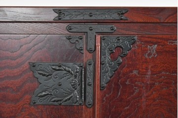 中古　美品　岩谷堂箪笥　衣装盆付き　奥行たっぷりサイズ!!　美しい木目と重厚な金具が目を引く衣装箪笥　定価約130万円　(R-085495)