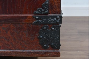 中古　美品　岩谷堂箪笥　衣装盆付き　奥行たっぷりサイズ!!　美しい木目と重厚な金具が目を引く衣装箪笥　定価約130万円　(R-085495)