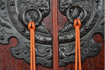 中古　美品　岩谷堂箪笥　衣装盆付き　奥行たっぷりサイズ!!　美しい木目と重厚な金具が目を引く衣装箪笥　定価約130万円　(R-085495)