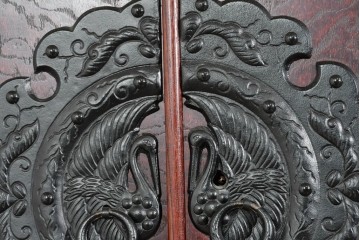 中古　美品　岩谷堂箪笥　衣装盆付き　奥行たっぷりサイズ!!　美しい木目と重厚な金具が目を引く衣装箪笥　定価約130万円　(R-085495)