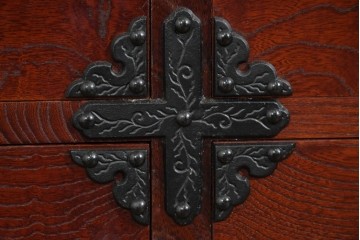 中古　美品　岩谷堂箪笥　衣装盆付き　奥行たっぷりサイズ!!　美しい木目と重厚な金具が目を引く衣装箪笥　定価約130万円　(R-085495)