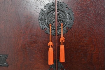 中古　美品　岩谷堂箪笥　衣装盆付き　奥行たっぷりサイズ!!　美しい木目と重厚な金具が目を引く衣装箪笥　定価約130万円　(R-085495)