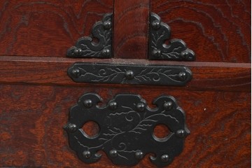 中古　美品　岩谷堂箪笥　衣装盆付き　奥行たっぷりサイズ!!　美しい木目と重厚な金具が目を引く衣装箪笥　定価約130万円　(R-085495)