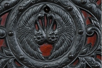 中古　美品　岩谷堂箪笥　衣装盆付き　奥行たっぷりサイズ!!　美しい木目と重厚な金具が目を引く衣装箪笥　定価約130万円　(R-085495)