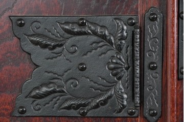 中古　美品　岩谷堂箪笥　衣装盆付き　奥行たっぷりサイズ!!　美しい木目と重厚な金具が目を引く衣装箪笥　定価約130万円　(R-085495)