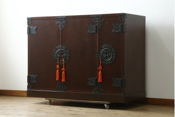 中古　美品　岩谷堂箪笥　奥行たっぷりサイズ!!　美しい木目と重厚な金具が目を引く着物箪笥　(R-085496)