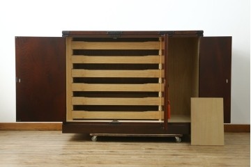 中古　美品　岩谷堂箪笥　奥行たっぷりサイズ!!　美しい木目と重厚な金具が目を引く着物箪笥　(R-085496)