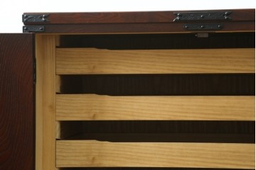 中古　美品　岩谷堂箪笥　奥行たっぷりサイズ!!　美しい木目と重厚な金具が目を引く着物箪笥　(R-085496)