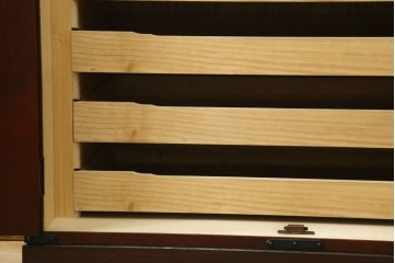 中古　美品　岩谷堂箪笥　奥行たっぷりサイズ!!　美しい木目と重厚な金具が目を引く着物箪笥　(R-085496)