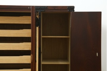 中古　美品　岩谷堂箪笥　奥行たっぷりサイズ!!　美しい木目と重厚な金具が目を引く着物箪笥　(R-085496)