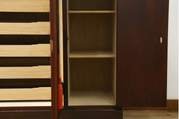 中古　美品　岩谷堂箪笥　奥行たっぷりサイズ!!　美しい木目と重厚な金具が目を引く着物箪笥　(R-085496)
