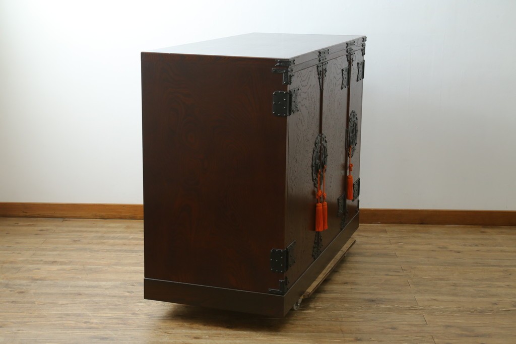 中古　美品　岩谷堂箪笥　奥行たっぷりサイズ!!　美しい木目と重厚な金具が目を引く着物箪笥　(R-085496)